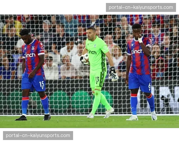 水晶宫后卫格伊因战术犯规破坏对方反击机会，领到个人第二张黄牌被罚下场