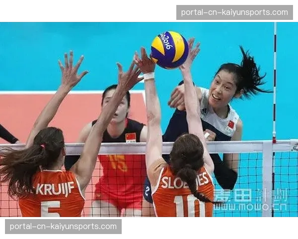 特写：荷兰女排自由人斯霍特飞身救球后撞上广告板，短暂治疗后重返赛场
